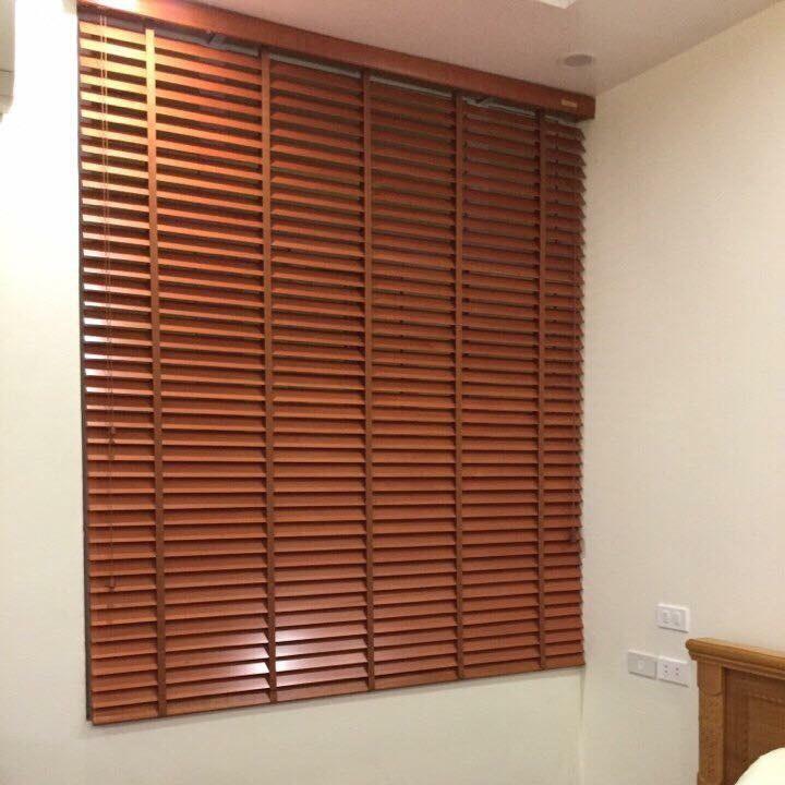 Giá rèm cửa gỗ tự nhiên cao cấp tại showroom