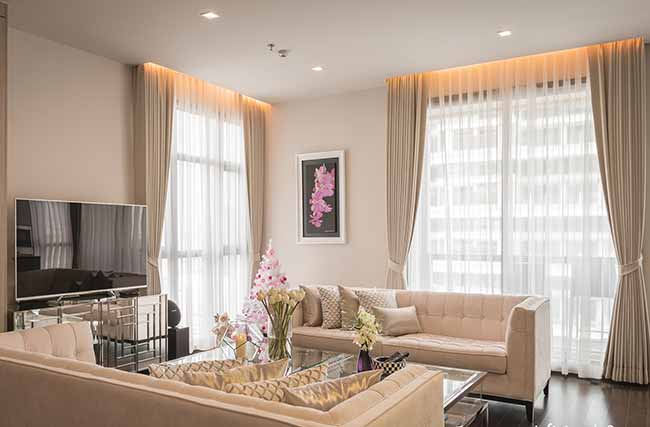 Rèm cửa màu ghi phối hợp nội thất gỗ tạo sự hài hòa