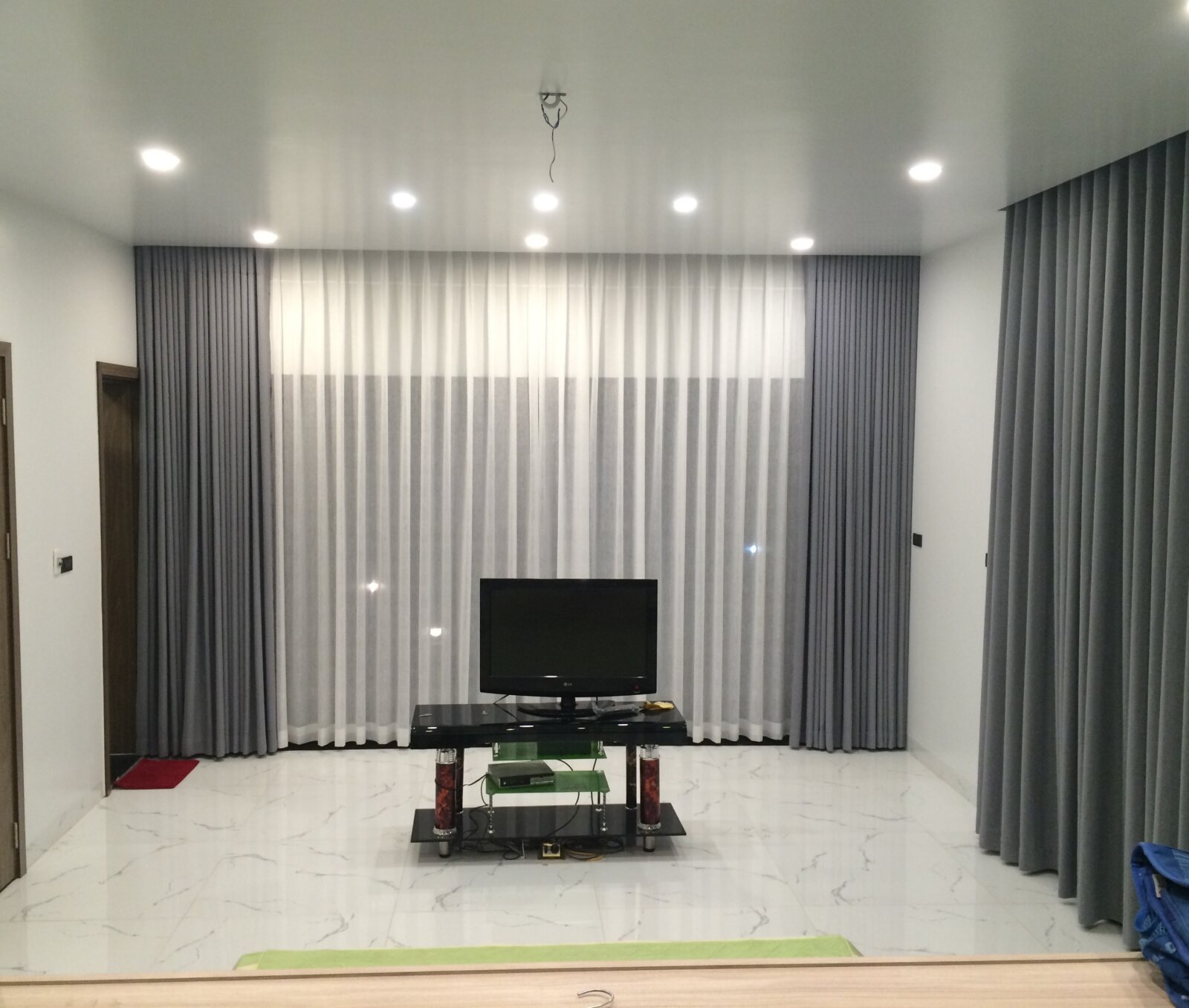 Không gian tinh tế với rèm xám bạc ánh kim