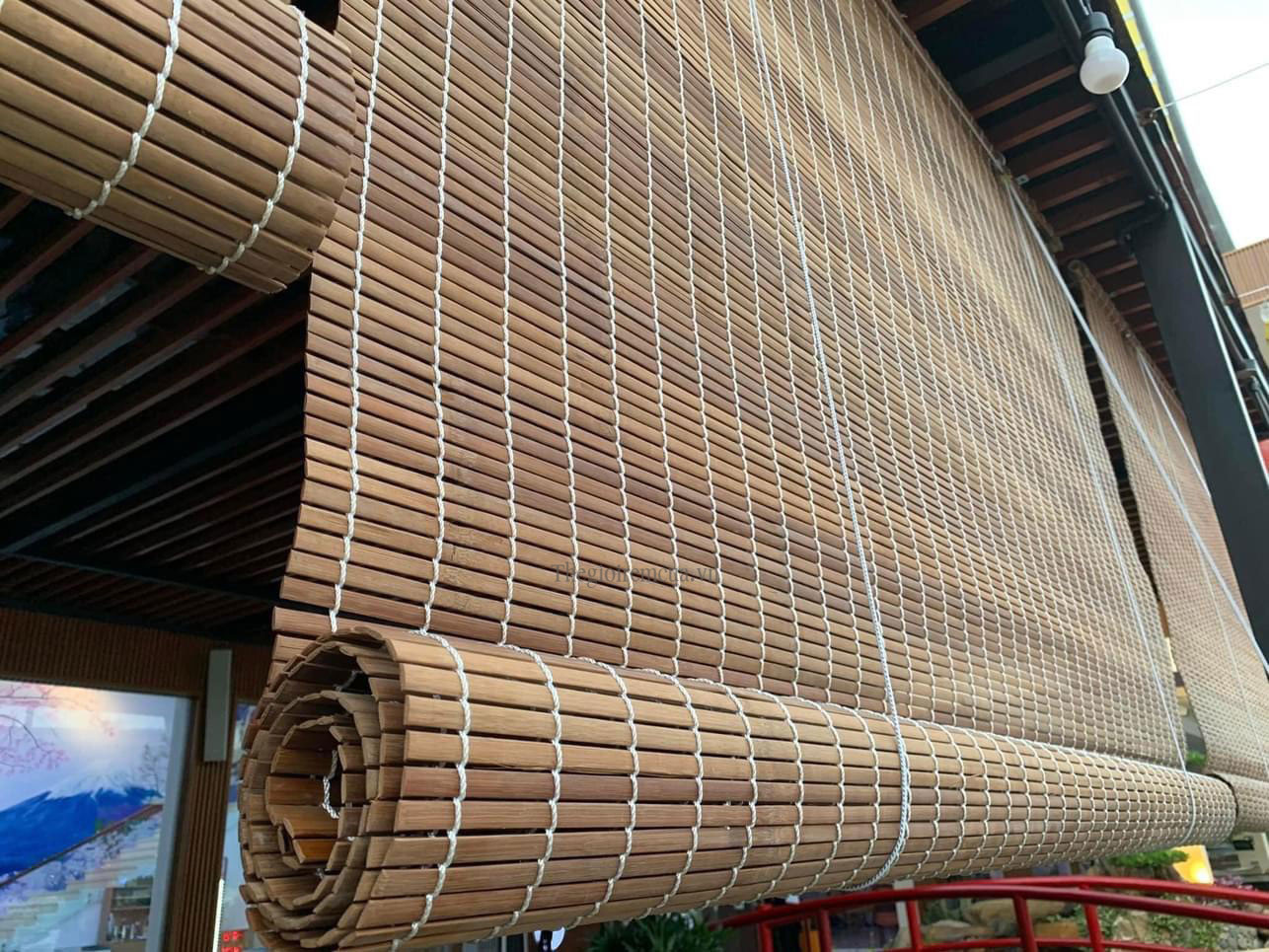 Mành che nắng cửa sổ giúp giảm nhiệt và tiết kiệm điện năng