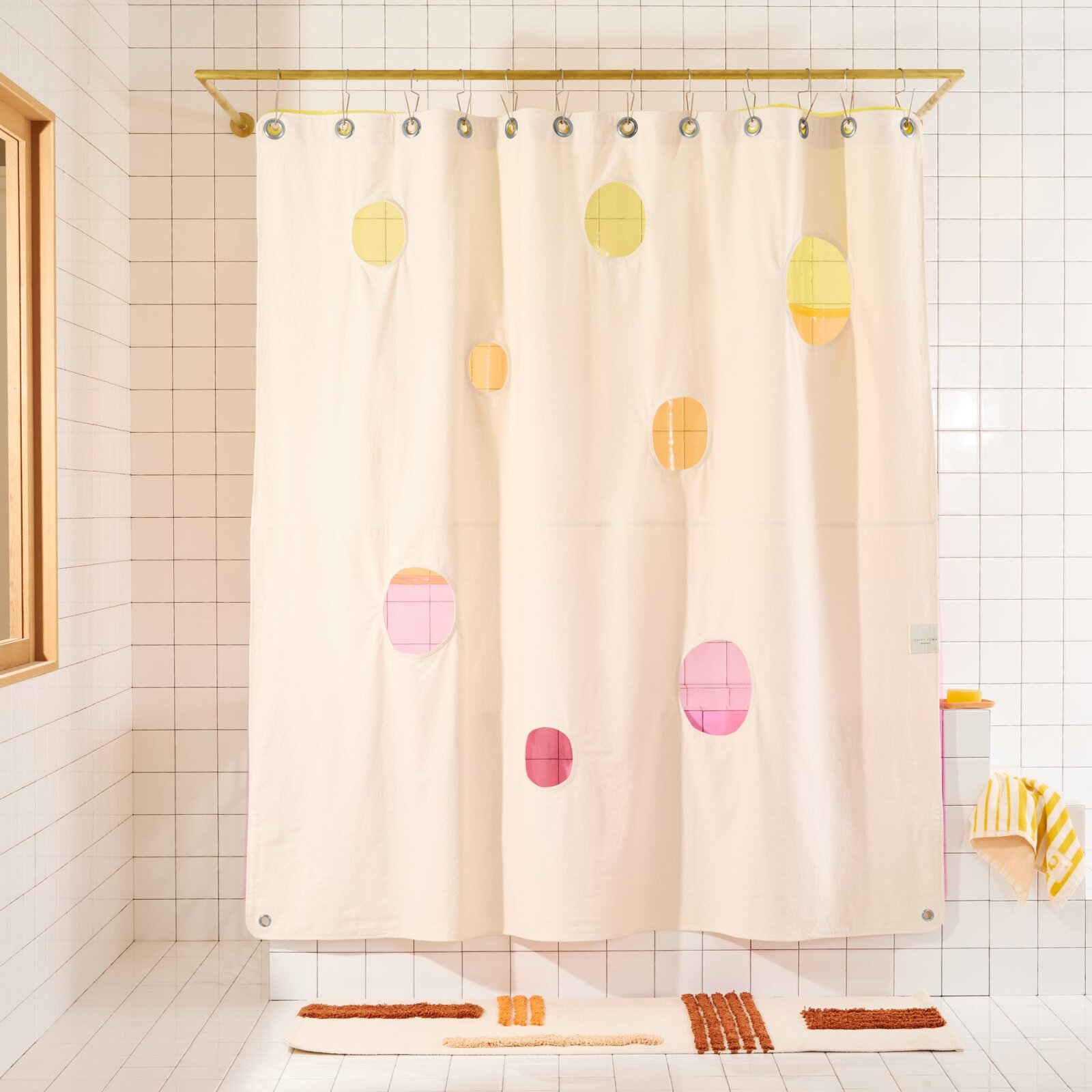 Rèm bồn tắm dạng vòm che kín đáo, mang lại cảm giác thư giãn khi tắm