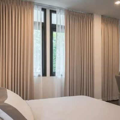 Rèm cửa màu be trang nhã cho phòng khách phong cách tân cổ điển