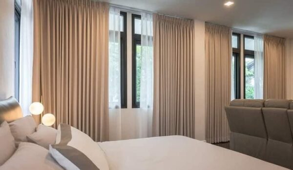Rèm cửa màu be trang nhã cho phòng khách phong cách tân cổ điển