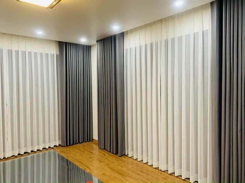 Rèm cửa sổ kéo ngang màu kem trang nhã