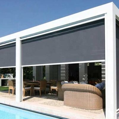 Rèm cuốn chống nắng ngoài trời lắp đặt tại sân vườn