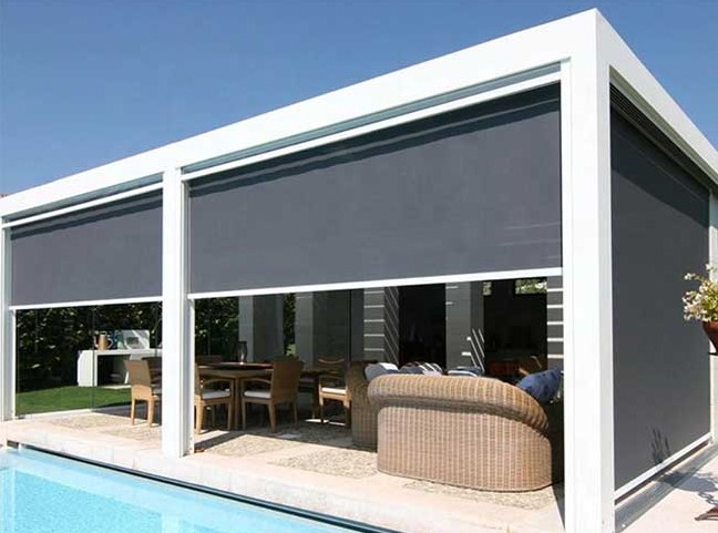 Rèm cuốn chống nắng ngoài trời lắp đặt tại sân vườn