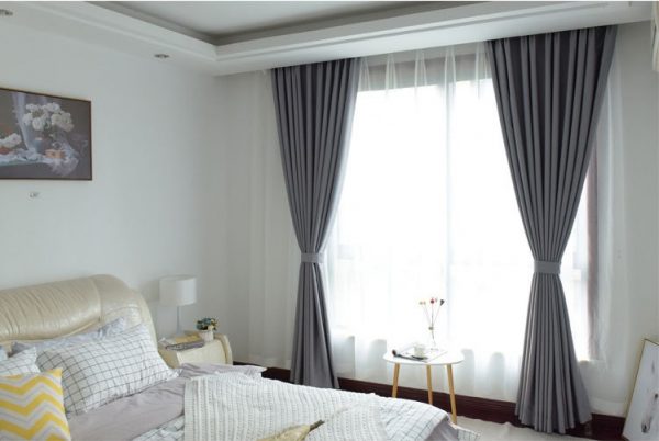 Rèm ghi xám mờ tạo chiều sâu cho không gian nhỏ