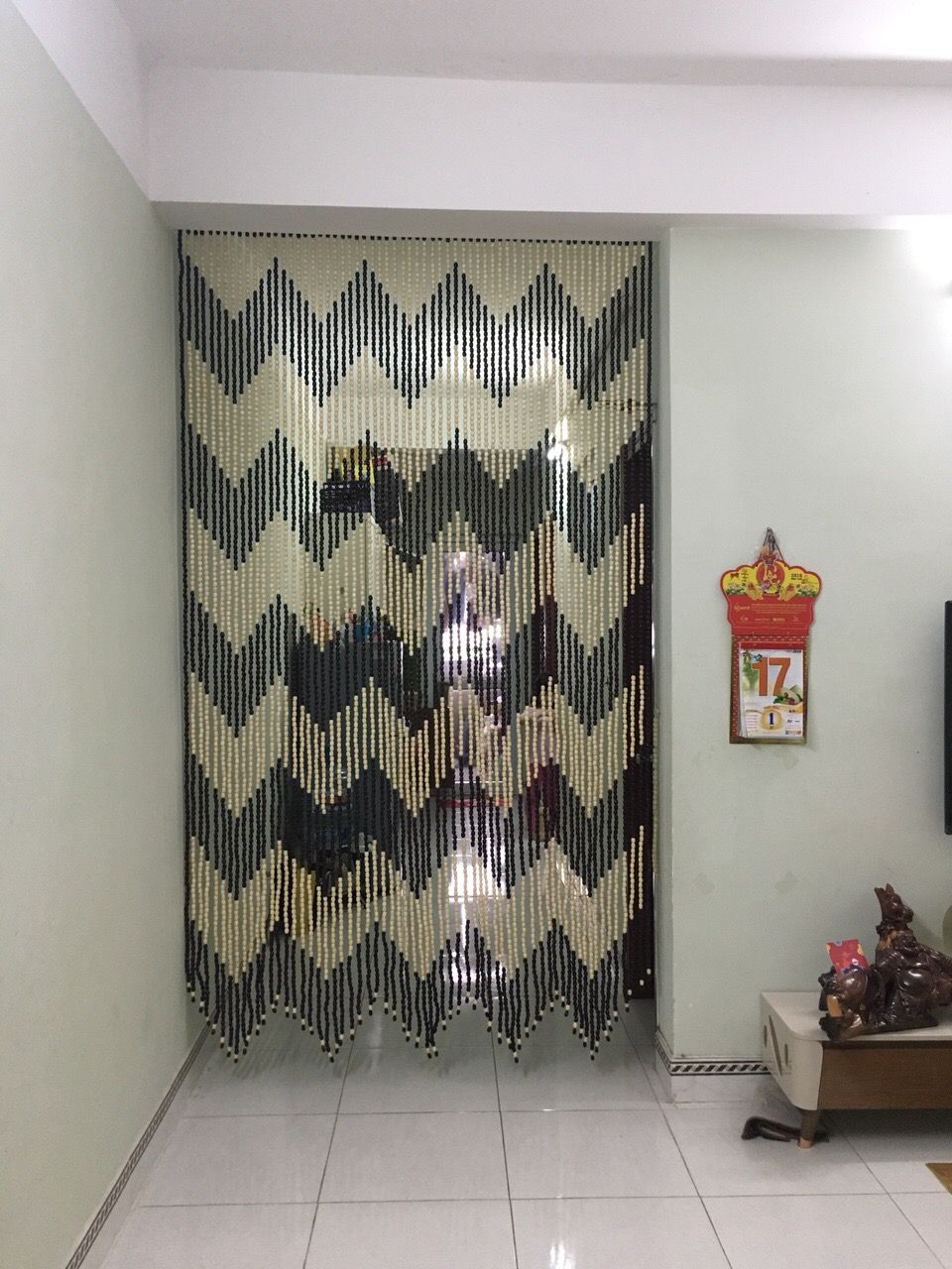 Rèm hạt cườm sang trọng lấp lánh ánh sáng đèn