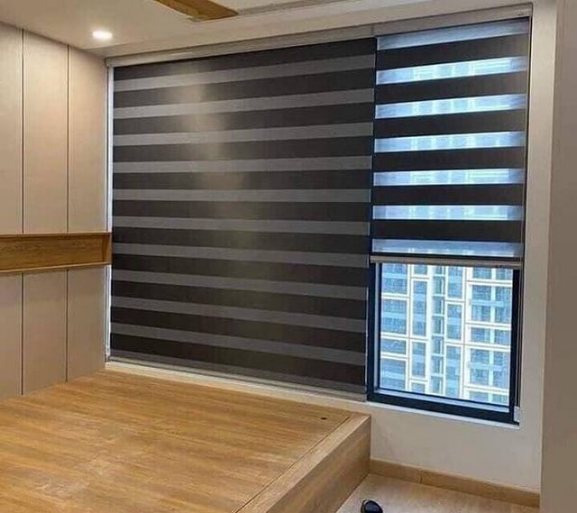 Rèm kéo lên chống nắng cho cửa sổ hướng Tây