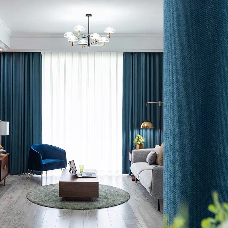 Rèm màu xanh cổ vịt – điểm nhấn ấn tượng cho phòng khách