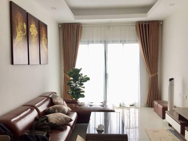Không gian nổi bật với rèm màu ghi trung tính, sang trọng