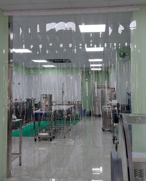 Màn nhựa PVC kéo xếp bằng nhựa trong mờ, tạo sự riêng tư cho phòng làm việc