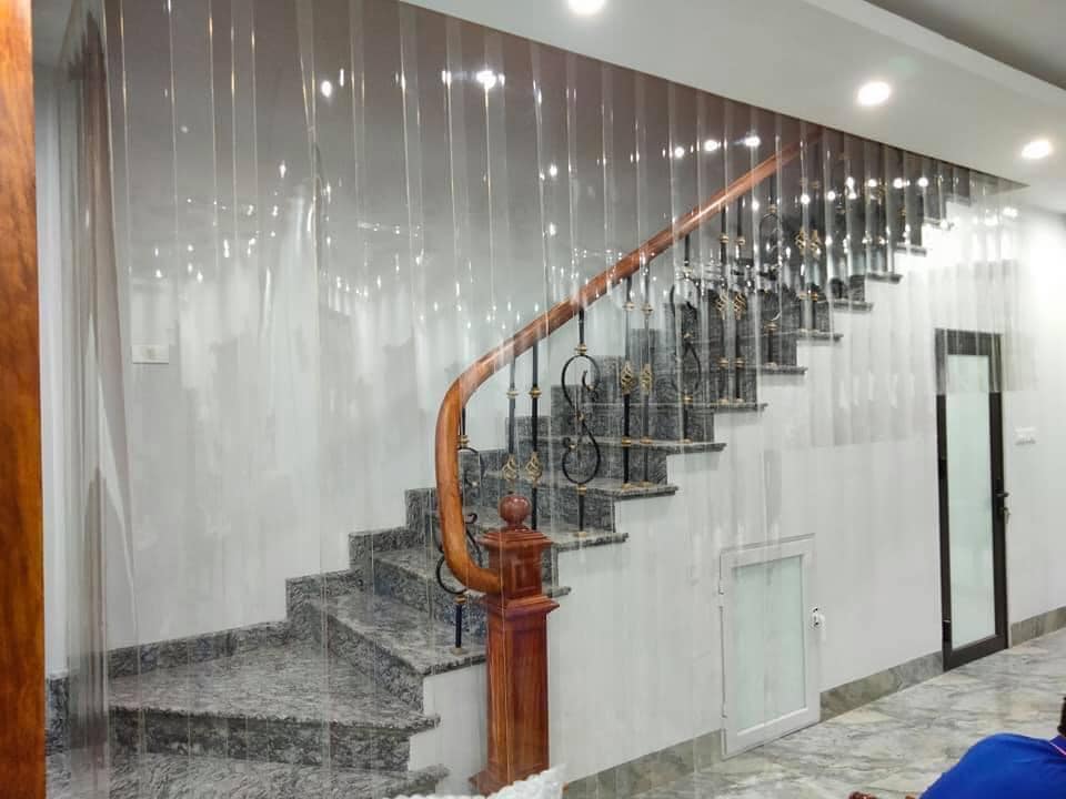 Mẫu rèm nhựa kéo xếp màu trắng trong suốt, lắp đặt nhanh chóng