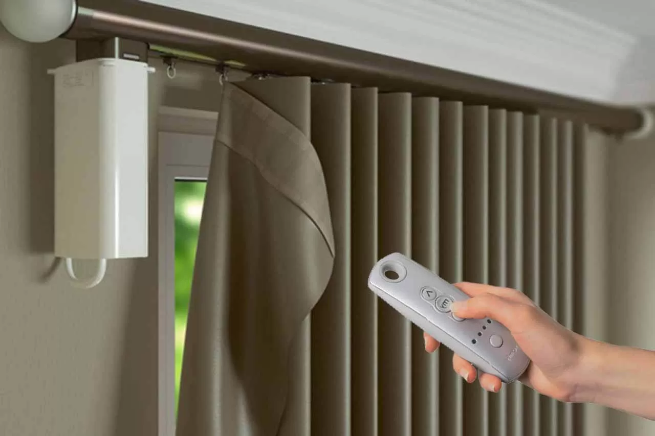 Không gian sống sang trọng với rèm vải tự động tích hợp cảm biến ánh sáng