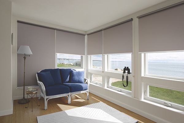 Không gian làm việc mát mẻ nhờ rèm cửa sổ cuốn chống nắng