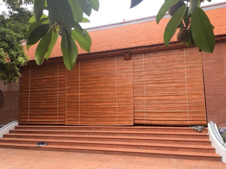 Không gian phòng khách đẹp với mành trúc trang trí