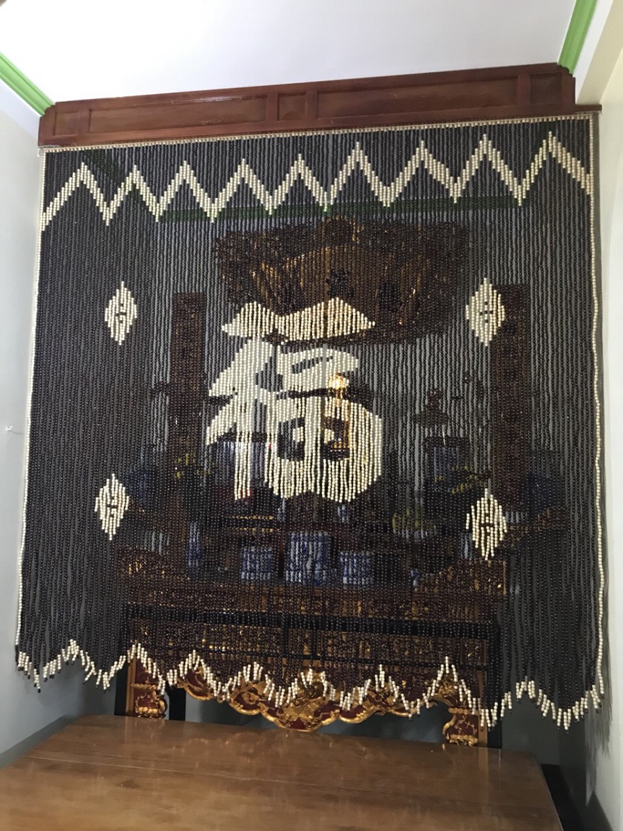 Mành che bàn thờ treo tường gọn gàng
