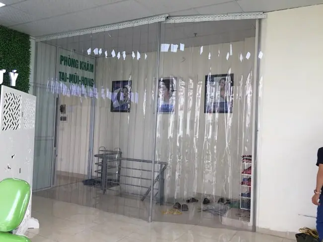 Mẫu rèm nhựa trắng đục ngăn phòng ngủ và bếp