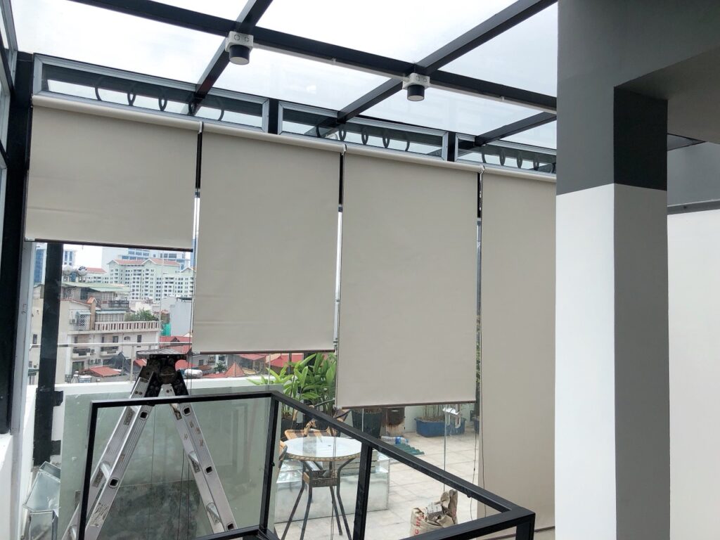 Rèm che nắng trước nhà bằng vải dày