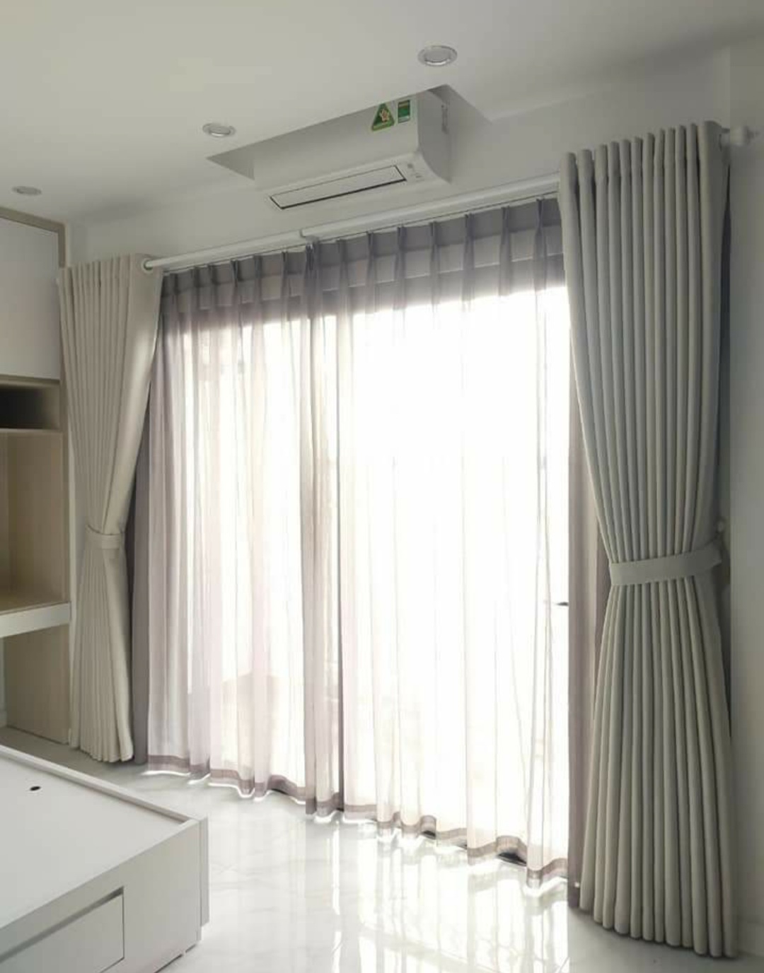 Rèm cửa trắng thiết kế tối giản, phù hợp không gian nhỏ, tăng sáng hiệu quả