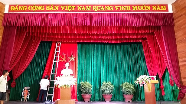 Rèm vải nhung màu xanh cổ vịt – xu hướng thiết kế nội thất 2025