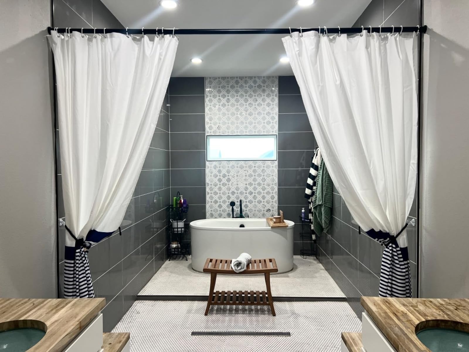 Rèm phòng tắm trượt ngang tiện lợi, phù hợp nhà nhỏ