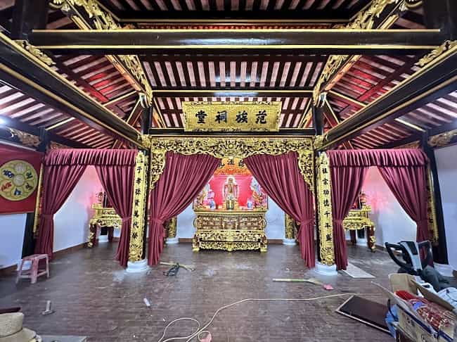 Rèm phòng thờ màu nâu trầm mang phong thủy và sự trang nghiêm