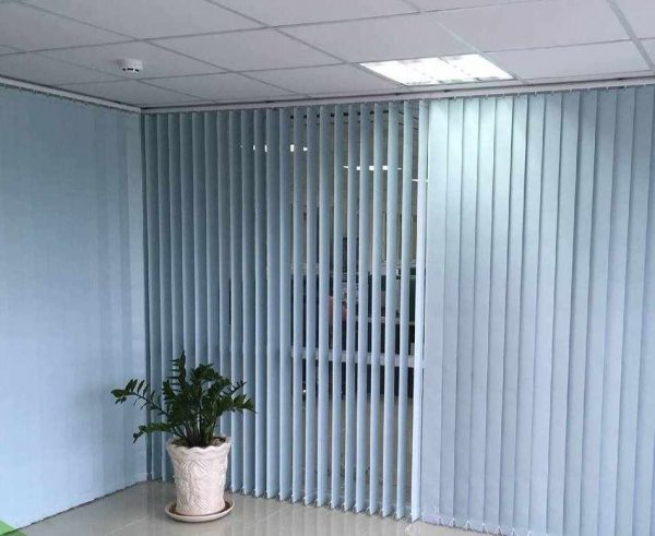 Rèm sáo dọc văn phòng màu ghi xám tinh tế, dễ dàng điều chỉnh ánh sáng