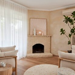 Rèm trang trí phòng khách hiện đại với gam màu trung tính