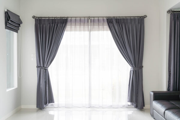 Rèm treo cửa sổ vải voan trắng nhẹ nhàng cho căn hộ chung cư