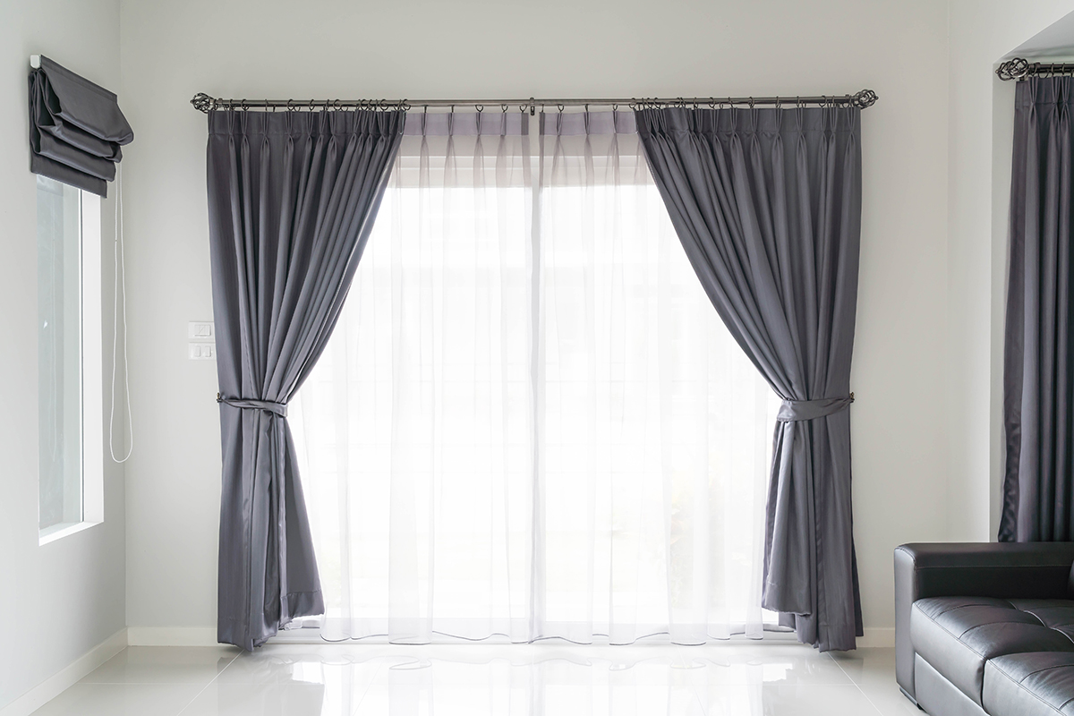 Rèm treo cửa sổ vải voan trắng nhẹ nhàng cho căn hộ chung cư