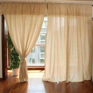 Rèm vải canvas màu trung tính lắp tại cửa sổ phòng khách