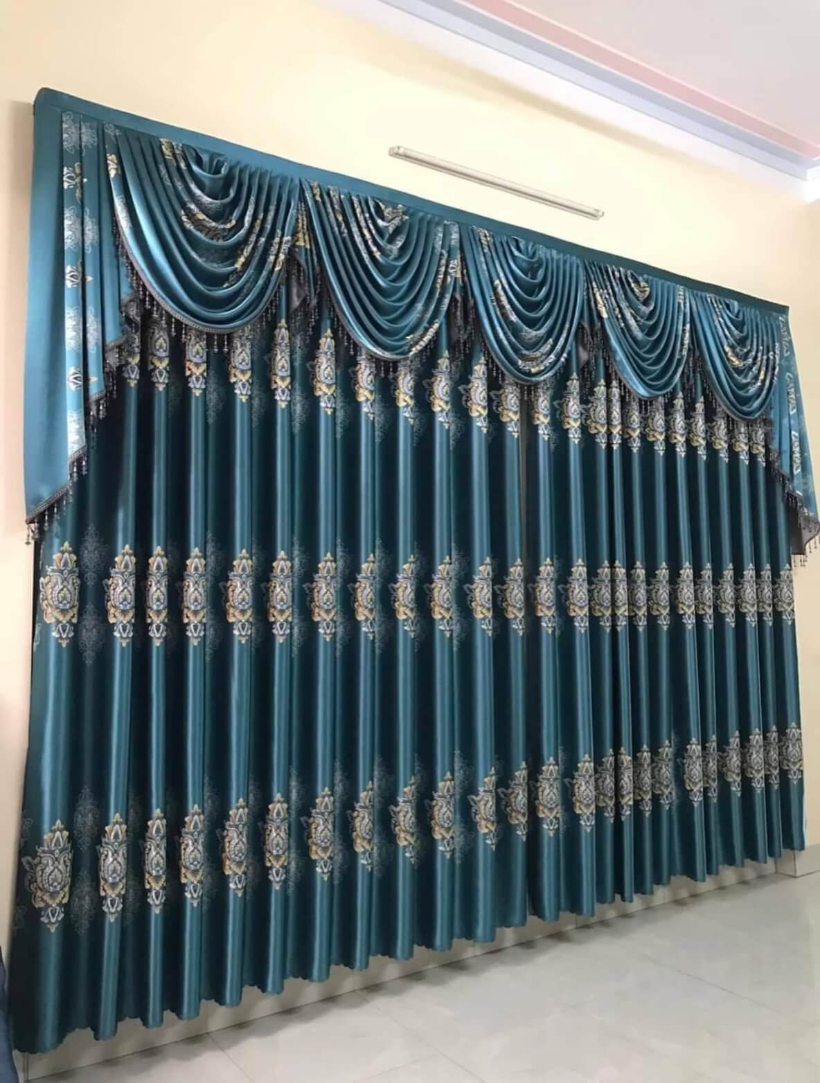 Rèm vải gấm sang trọng cho phòng khách cổ điển