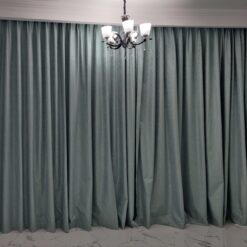 Rèm vải tự động lắp đặt trong phòng khách hiện đại