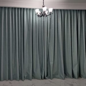 Rèm vải tự động lắp đặt trong phòng khách hiện đại