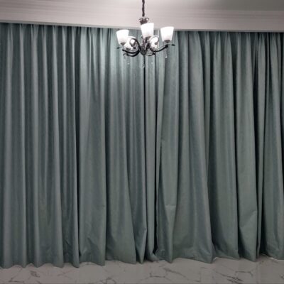 Rèm vải tự động lắp đặt trong phòng khách hiện đại