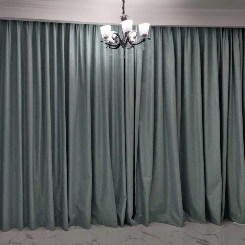 Rèm vải tự động lắp đặt trong phòng khách hiện đại