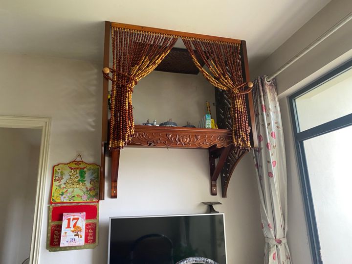Thiết kế rèm che bàn thờ treo tường phong thủy cho nhà phố