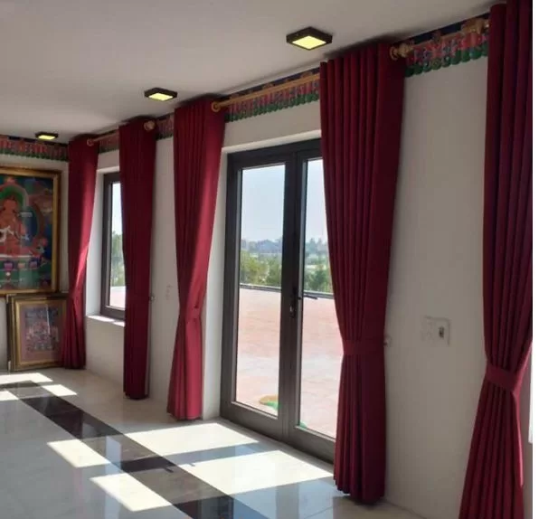 rèm vải che bàn thờ đơn giản nhưng trang trọng