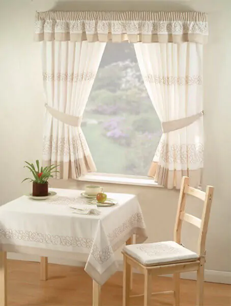 Trang trí rèm cửa sổ nhỏ cho phòng ngủ nhỏ xinh tiện nghi