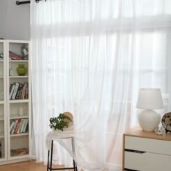 trang trí nhẹ nhàng cho khung cửa sổ phòng khách