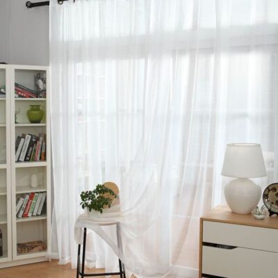 trang trí nhẹ nhàng cho khung cửa sổ phòng khách