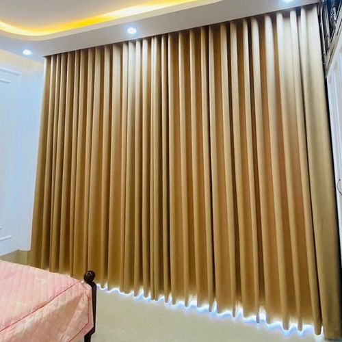 Ảnh rèm cửa màu vàng đồng hợp phong thủy phòng khách