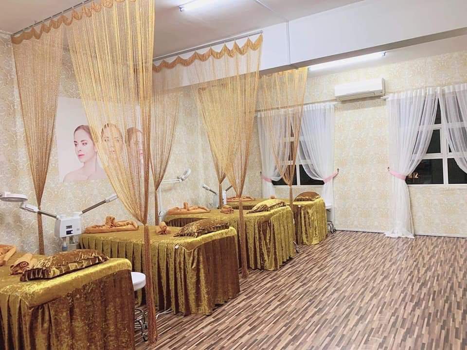 Không gian nổi bật với rèm cửa sợi kim tuyến trang trí