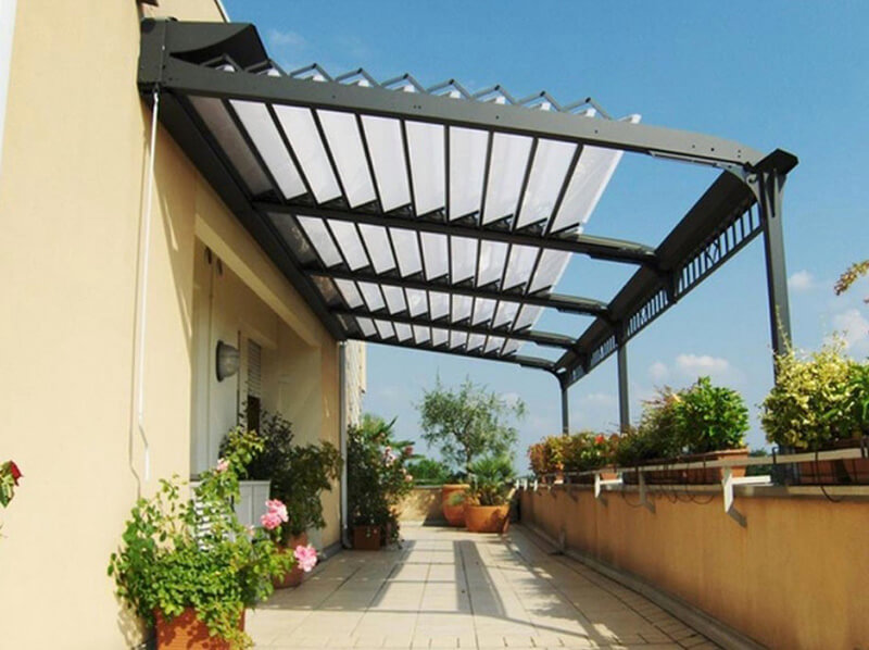 Lắp đặt mái che tự cuốn cho không gian quán ăn