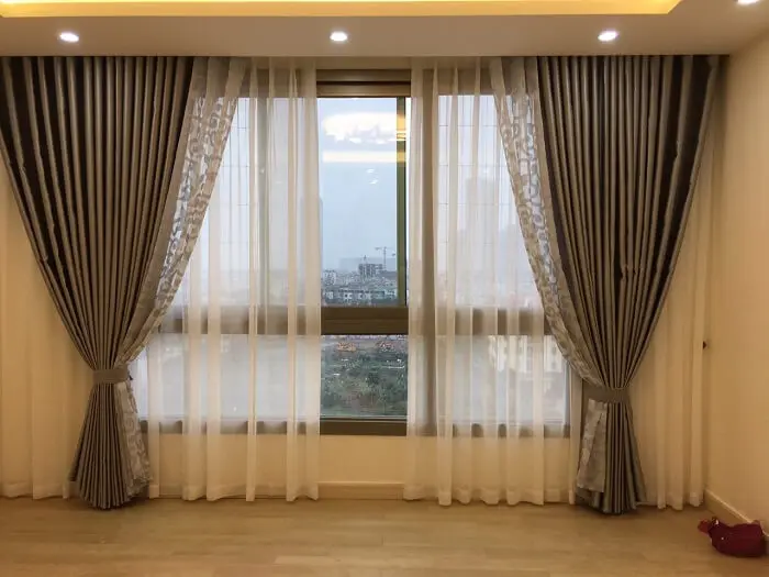 Lắp rèm vải màu nâu tây tạo cảm giác ấm cúng và tinh tế cho không gian sống