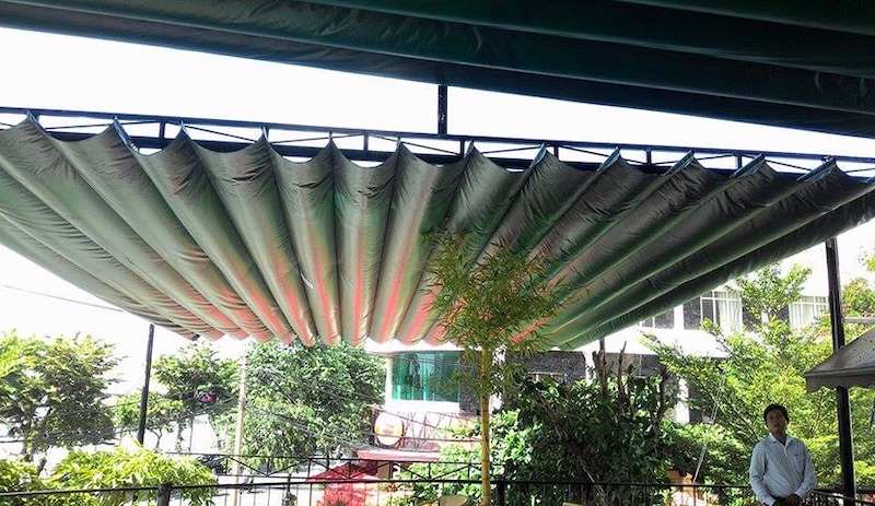 Mái che tự cuốn tiện lợi cho ban công chung cư
