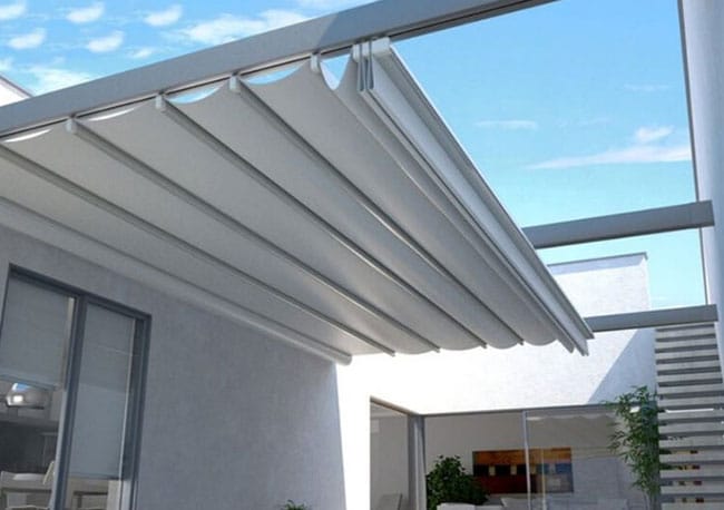 Mái hiên tự cuốn tiện lợi cho không gian ngoài trời
