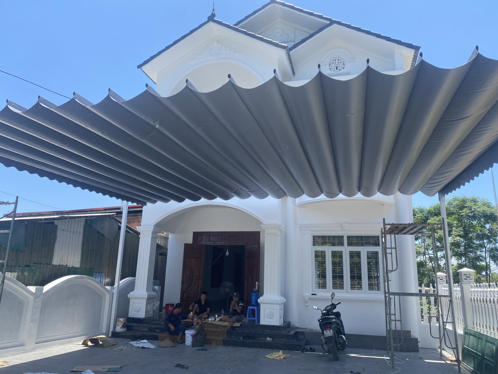 Mẫu mái che tự cuốn khung nhôm cao cấp, dễ bảo trì