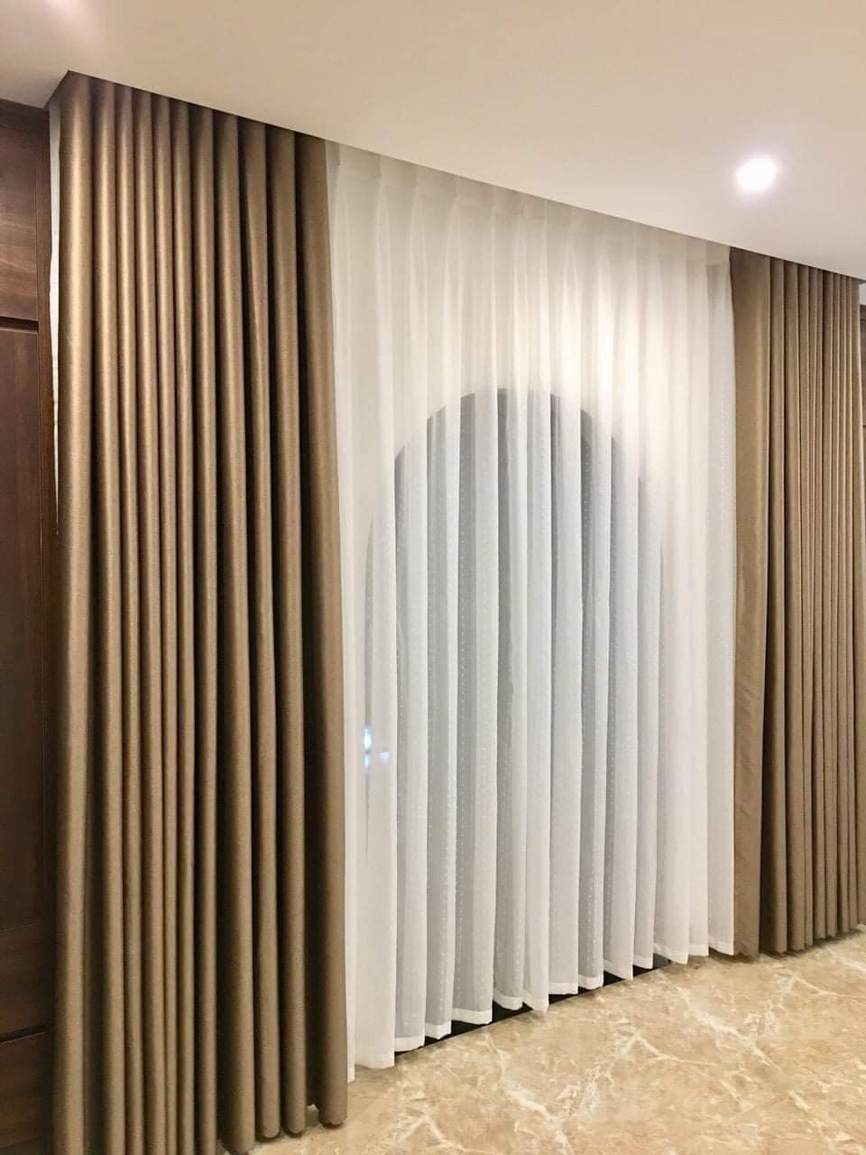 Mẫu rèm vải màu nâu tây phù hợp với nội thất gỗ và gam màu ấm